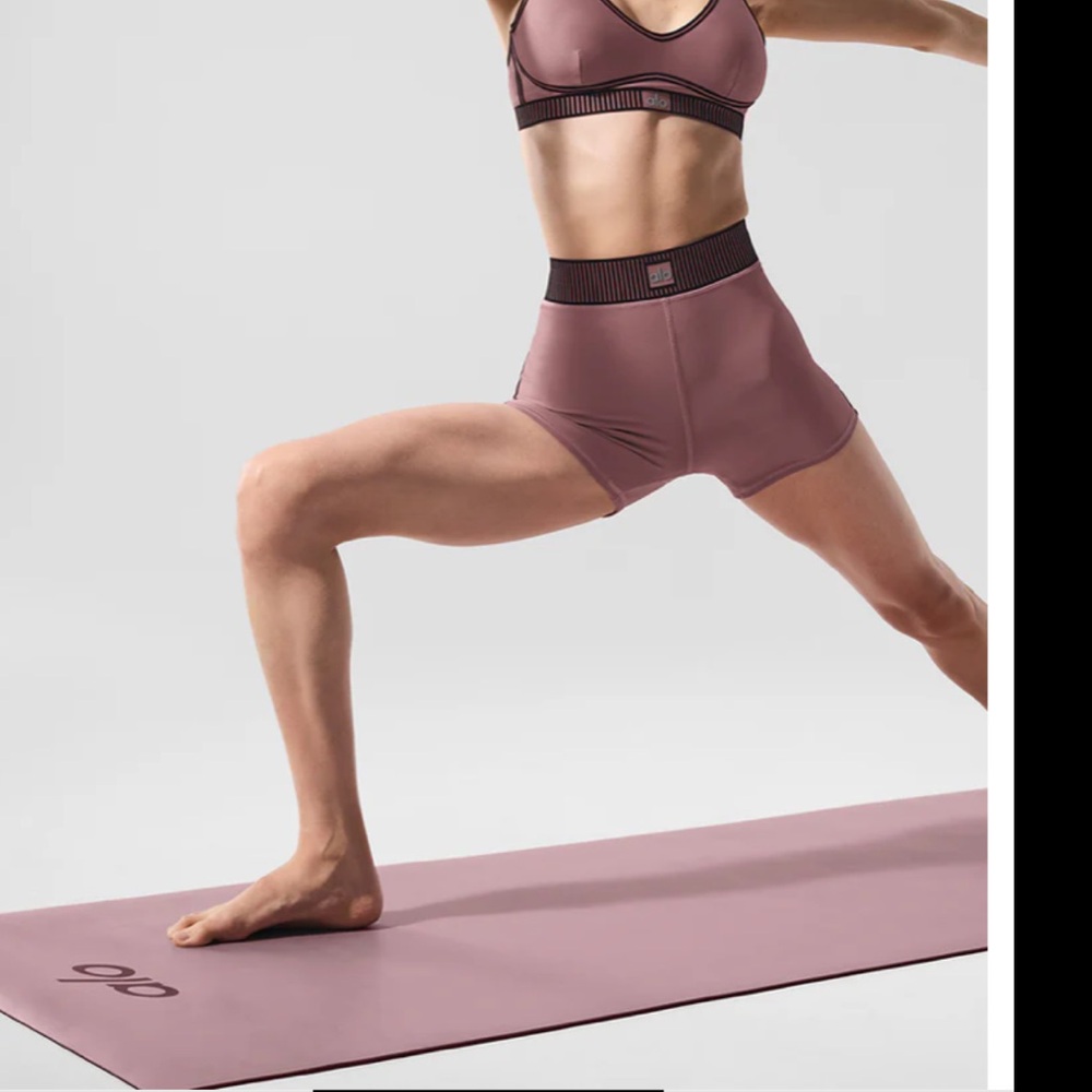 NWT LIMITED EDITION ALO LIGHTWEIGHT WARRIOR YOGA MAT SMOKY PINK QUARTZ / BLACK - Picture 3 of 8